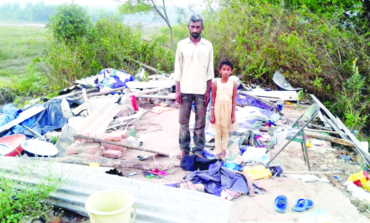 ರೇಖಾ ನಾಗರಾಜ್ ಮೇಯರ್ ಅಕಾಲಿಕ ಮಳೆಗೆ ಕುಸಿದ ಗುಡಿಸಲು: ನೆರವಿನ ನಿರೀಕ್ಷೆಯಲ್ಲಿ ಬಡಕುಟುಂಬ